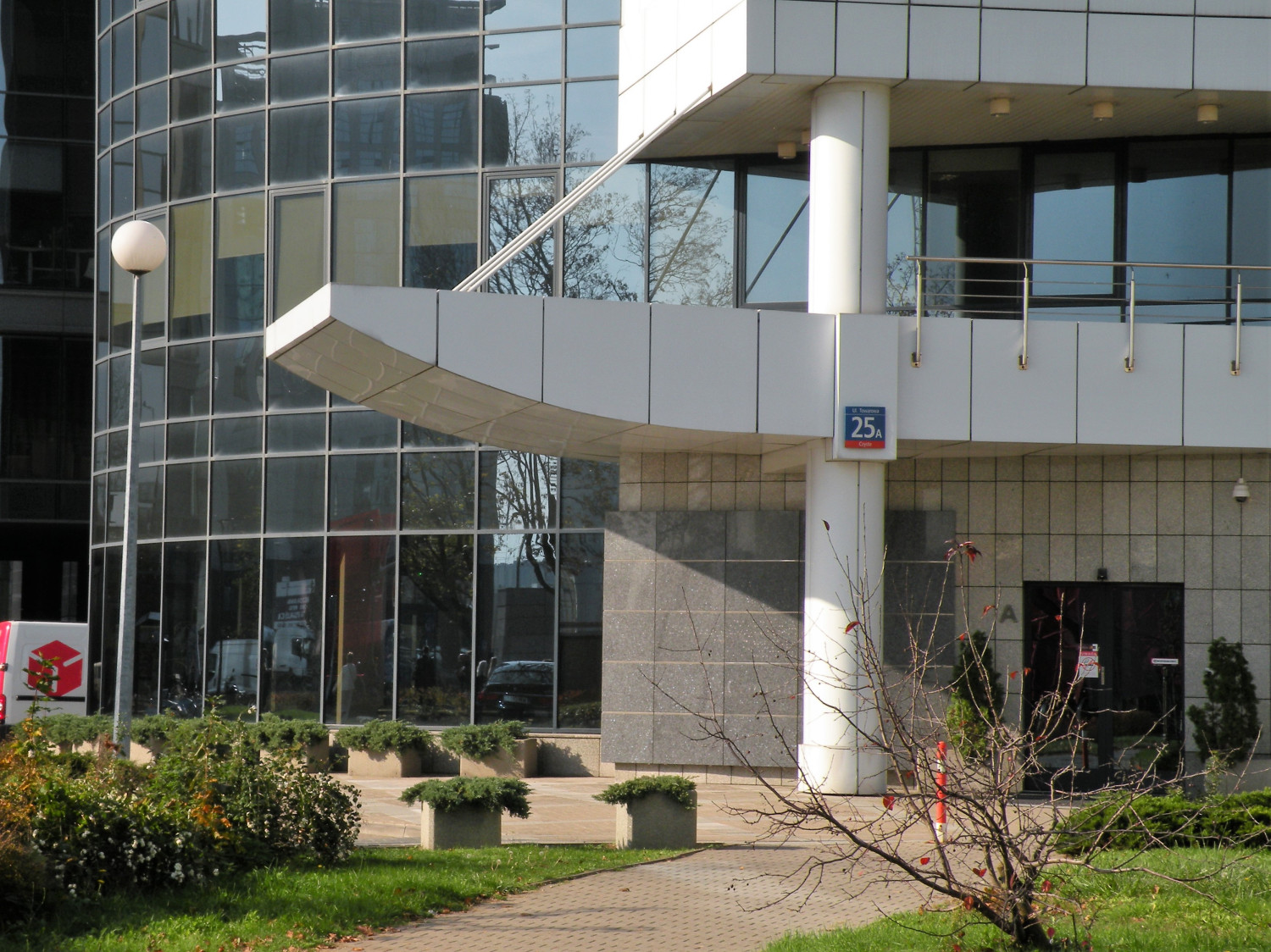 Zdjęcie architektury budynku Centrala i biura maklerskie Powszechnego Banku Kredytowego SA (obecnie biurowiec)